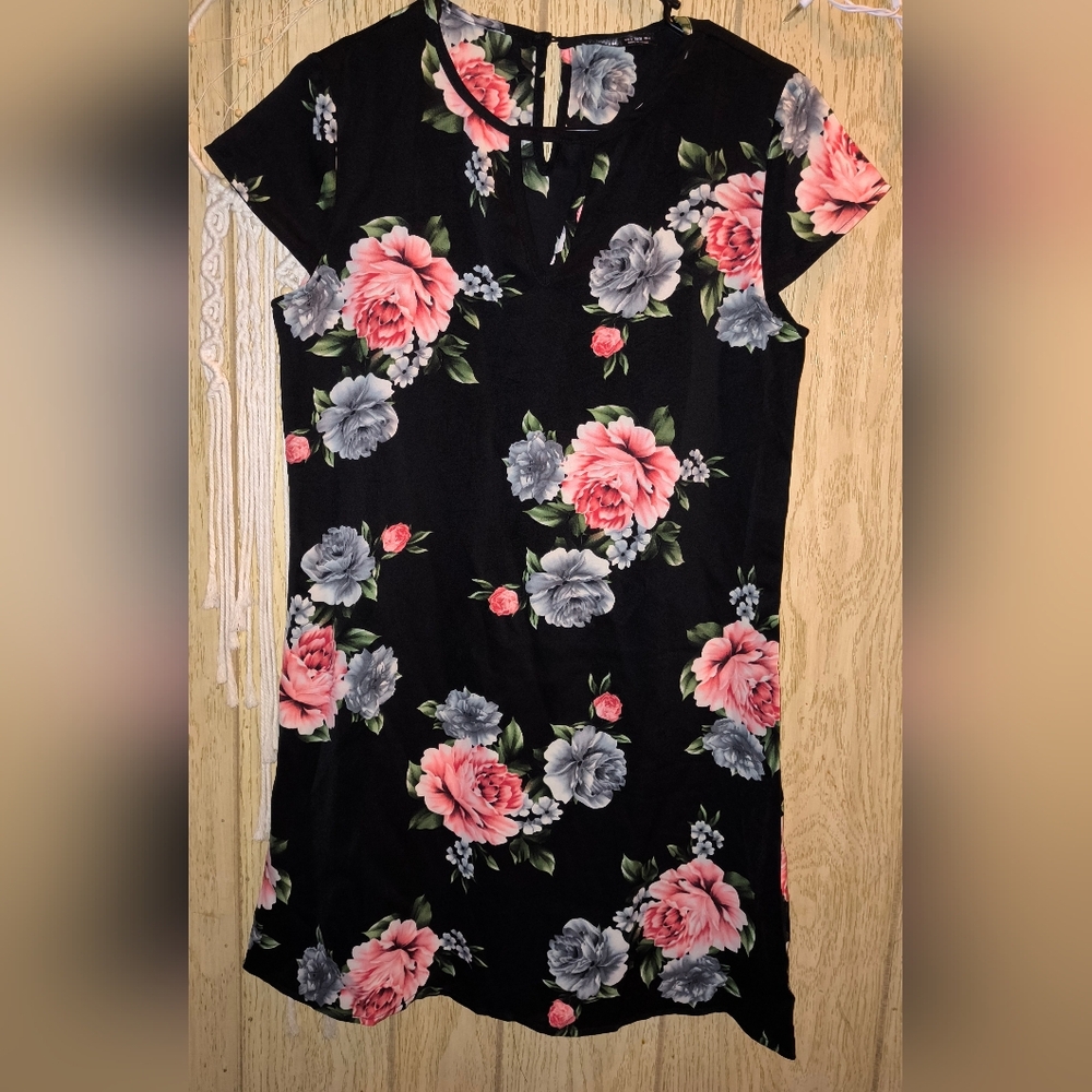 CLOSET CLOSEDOWN⚠️🚨Shein Black Floral Short Sleeve Keyhole Dress